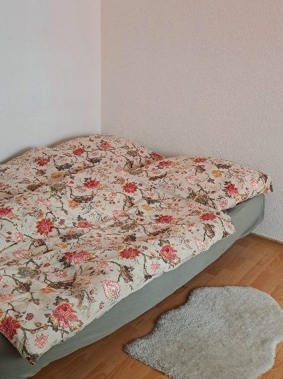 Arbeitsbereich mit Lampen, Tischen und Tontöpfen, umgeben von weißem Material.